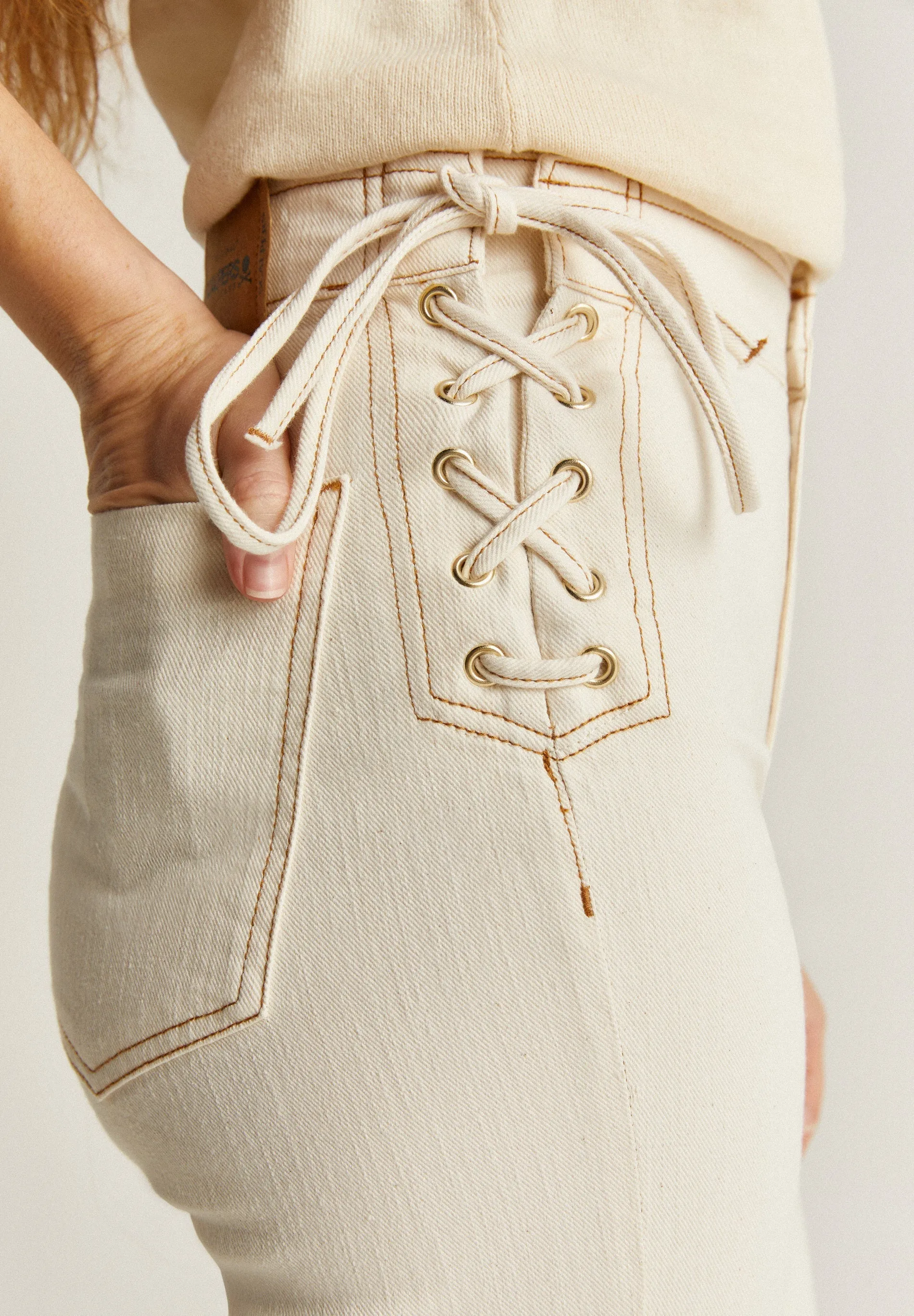 JEANS BOOTCUT DETALLE CORDN